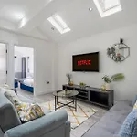 Peaceful 3 Bed Acton Retreat Zone 2 Sleeps 9