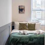 Peaceful 3 Bed Acton Retreat Zone 2 Sleeps 9