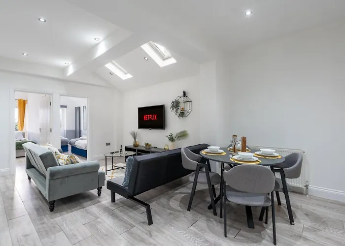 Peaceful 3 Bed Acton Retreat Zone 2 Sleeps 9