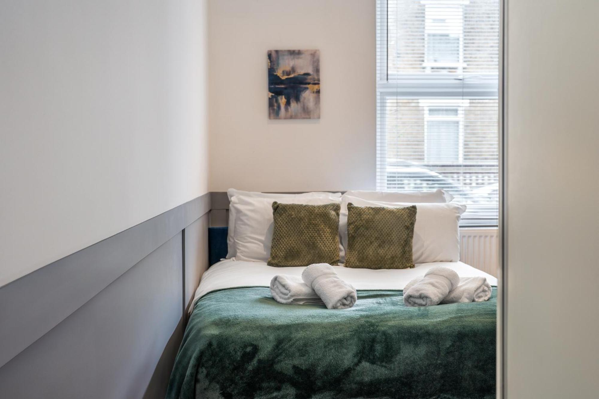 Peaceful 3 Bed Acton Retreat Zone 2 Sleeps 9