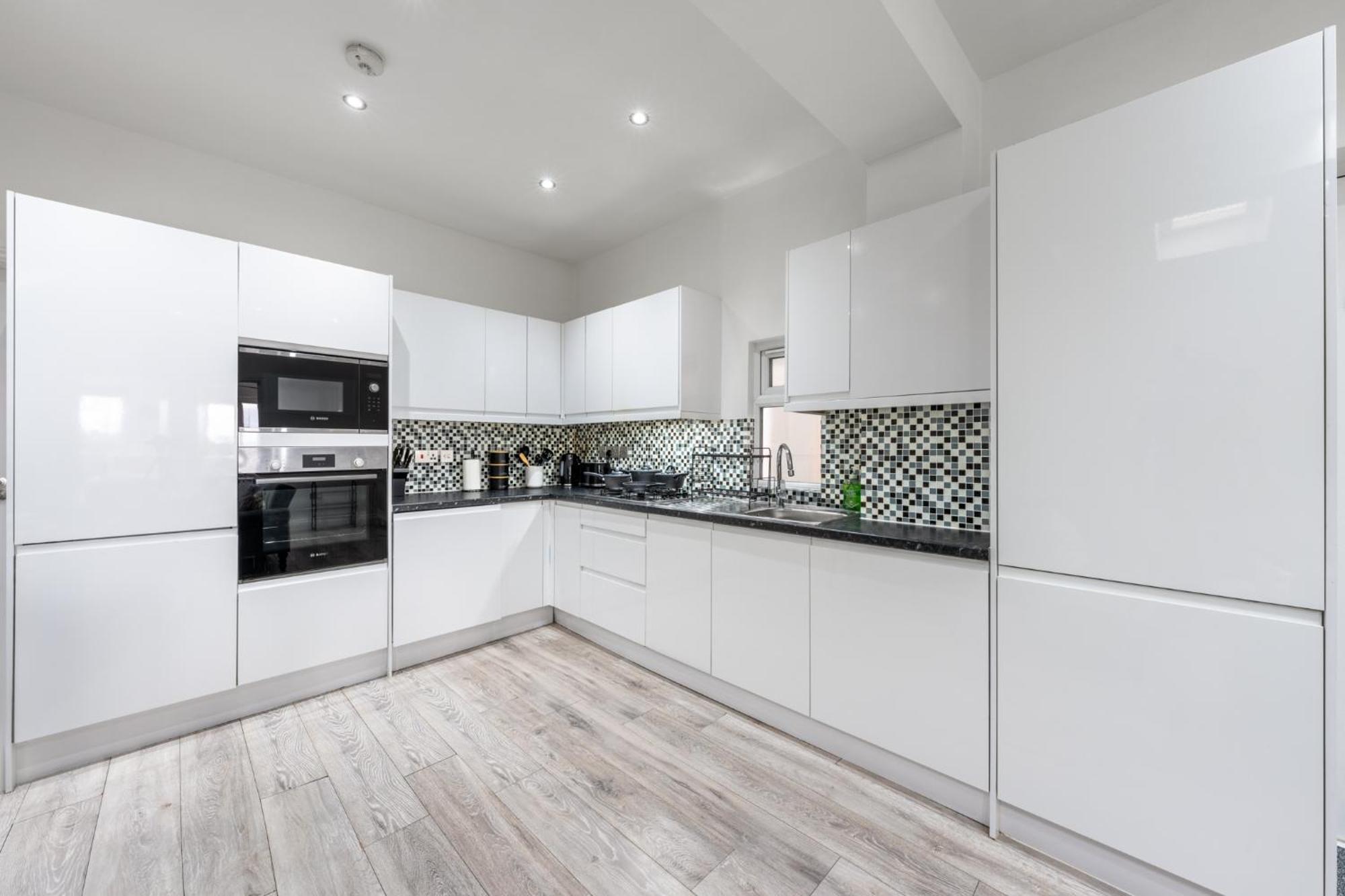 Peaceful 3 Bed Acton Retreat Zone 2 Sleeps 9 *